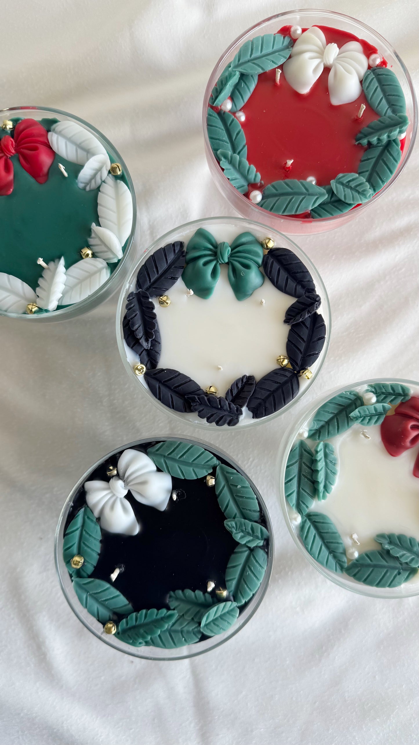 Christmas Wreath Pedestal Candle (black/green)