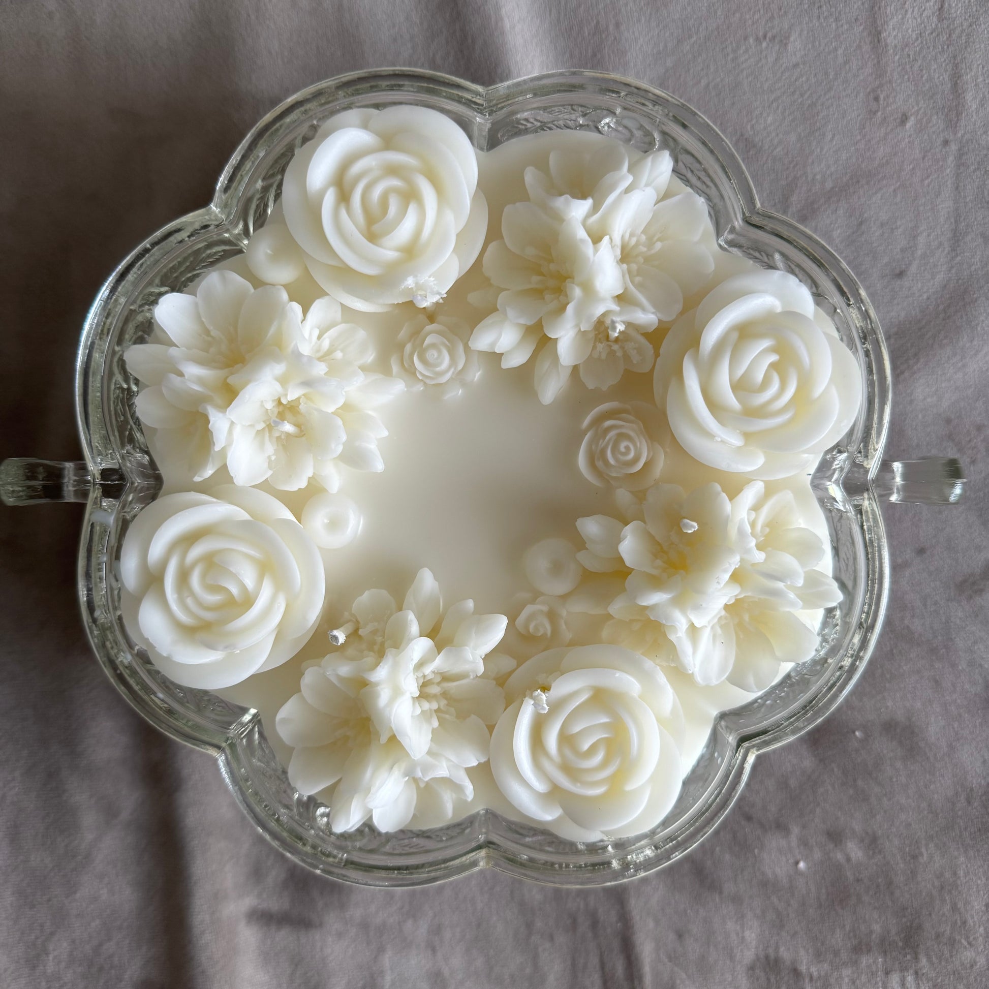 coconut apricot soy wax floral candle decorative candle luxurious candle white floral flowers neutral candle