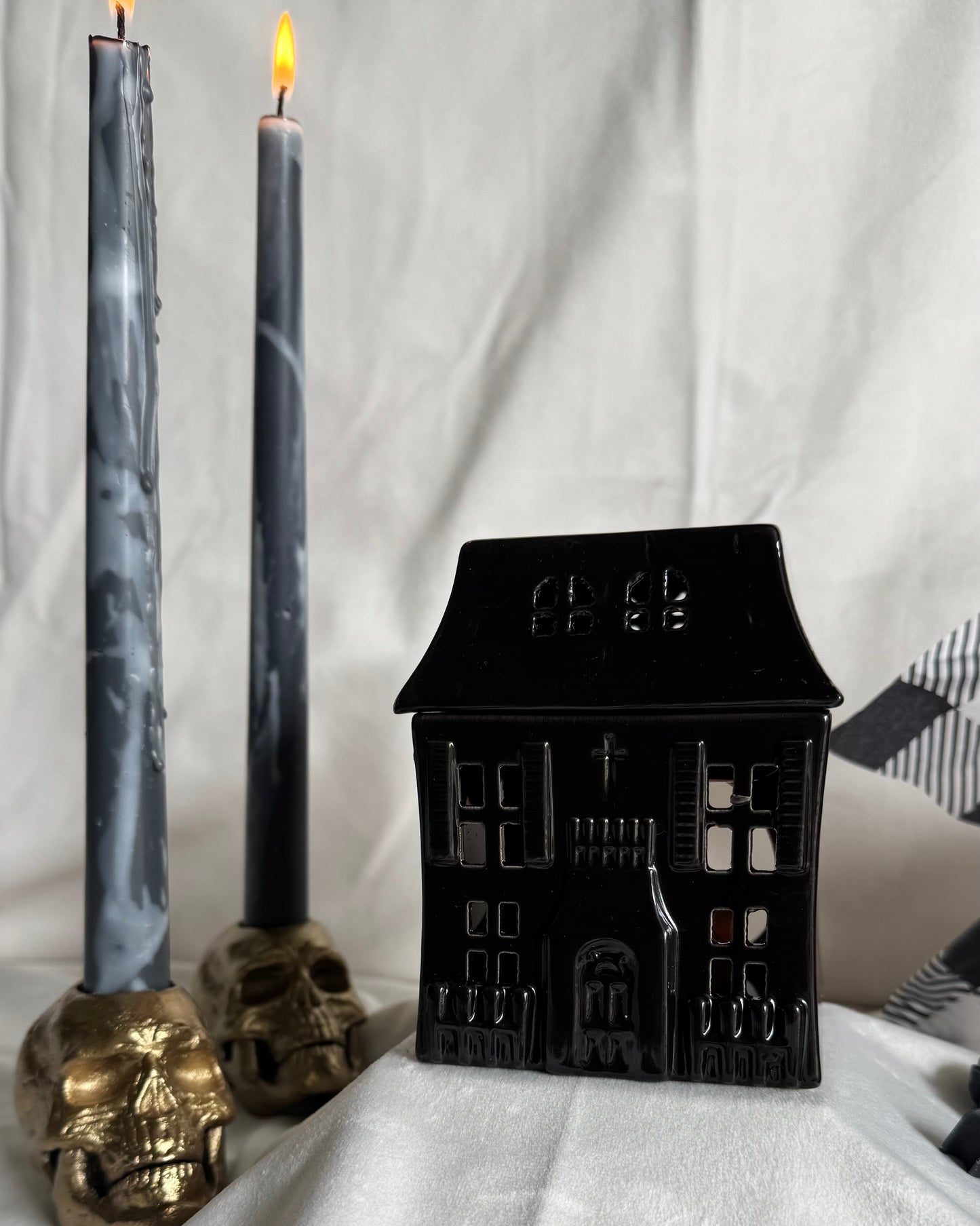 Halloween-themed wax warmer ,black house-shaped wax warmer, candles,