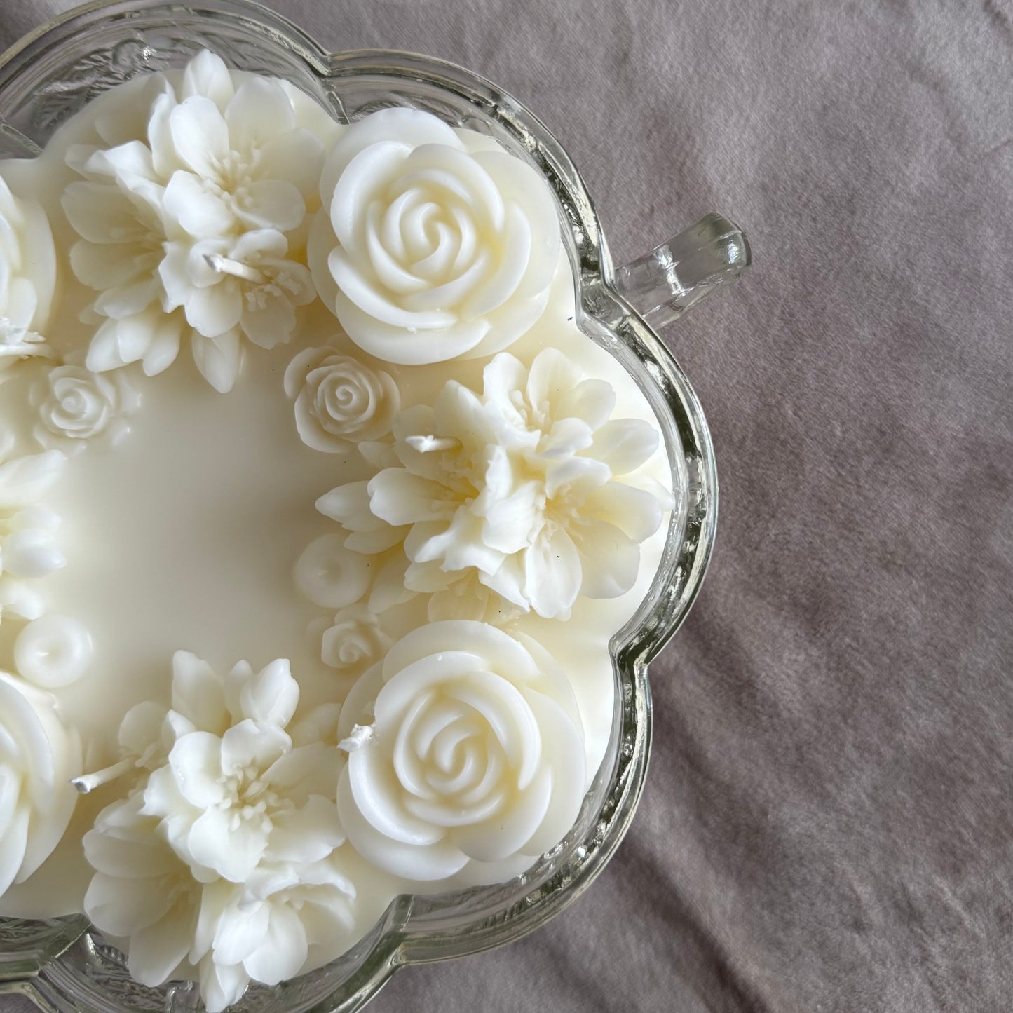 coconut apricot soy wax floral candle decorative candle luxurious candle white floral flowers neutral candle
