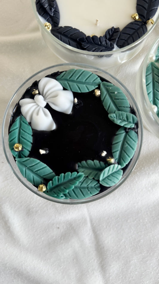 Christmas Wreath Pedestal Candle (black)