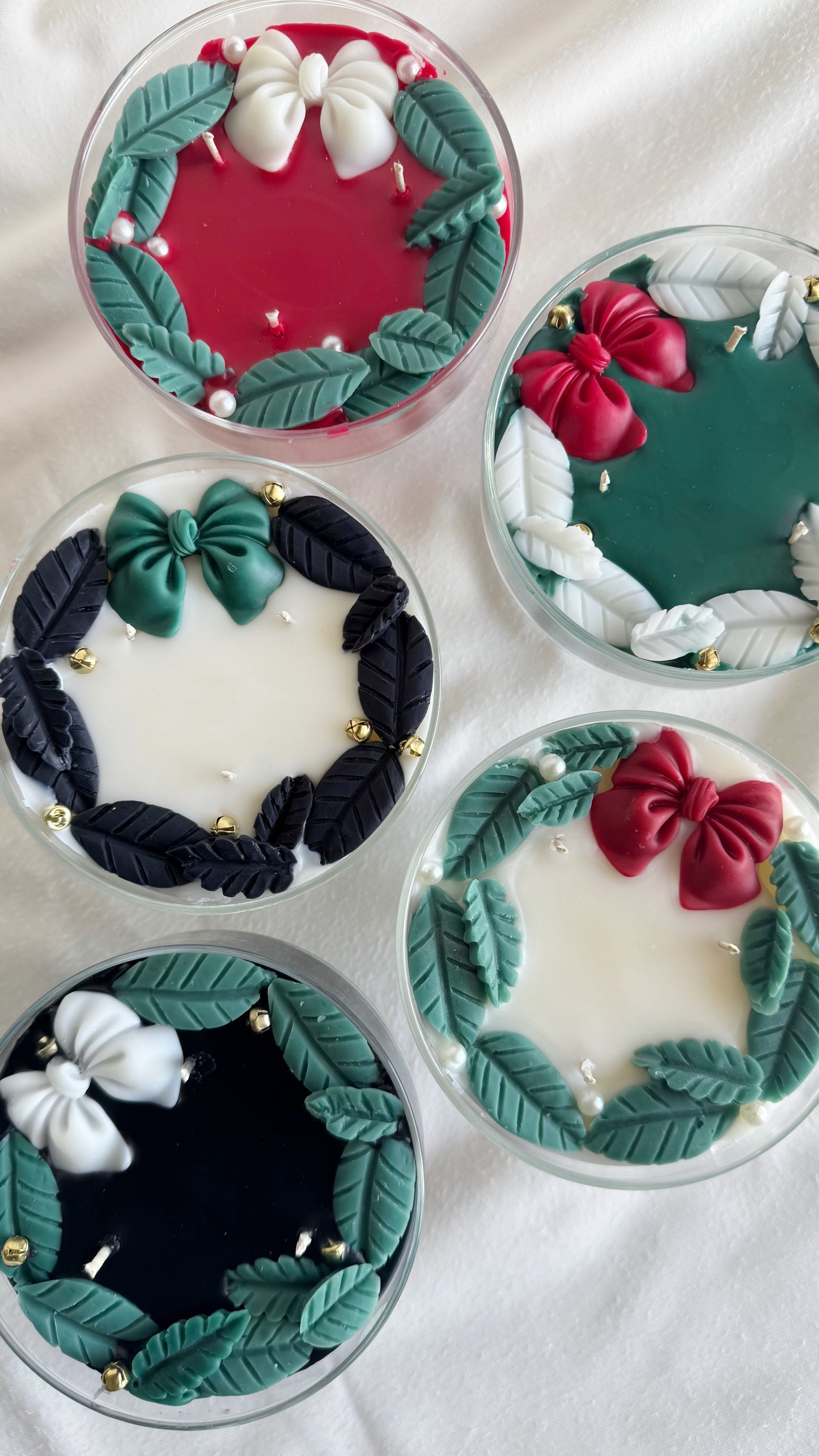 Christmas Wreath Pedestal Candle (red)