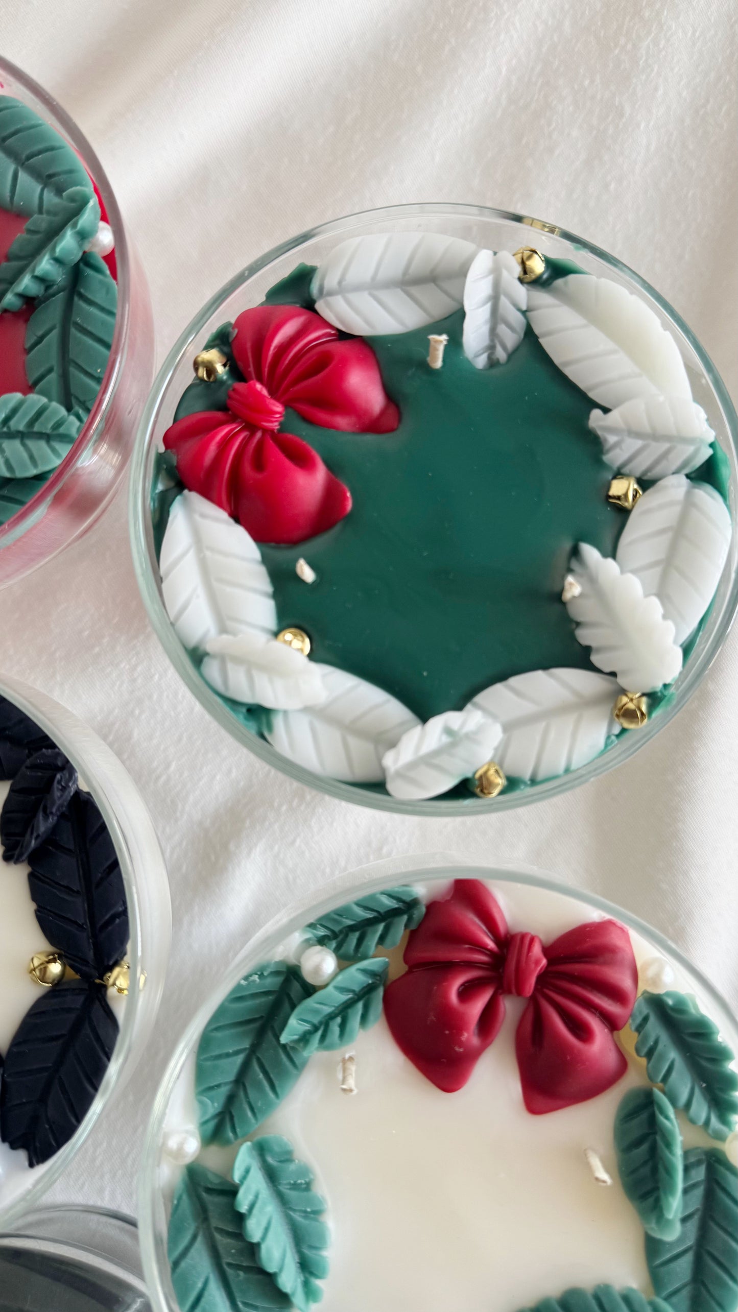 Christmas Wreath Pedestal Candle (green)