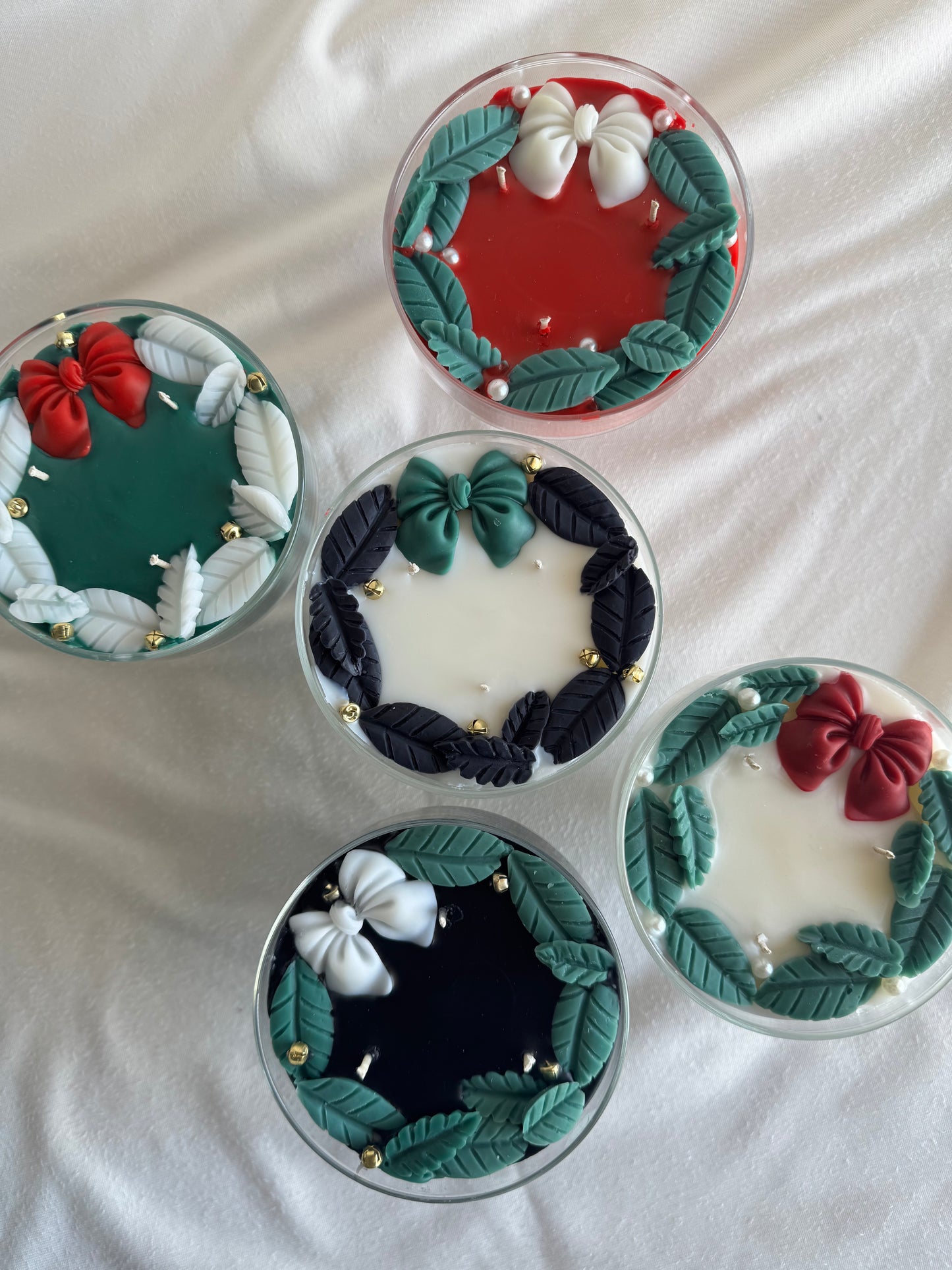 Christmas Wreath Pedestal Candle (black/green)