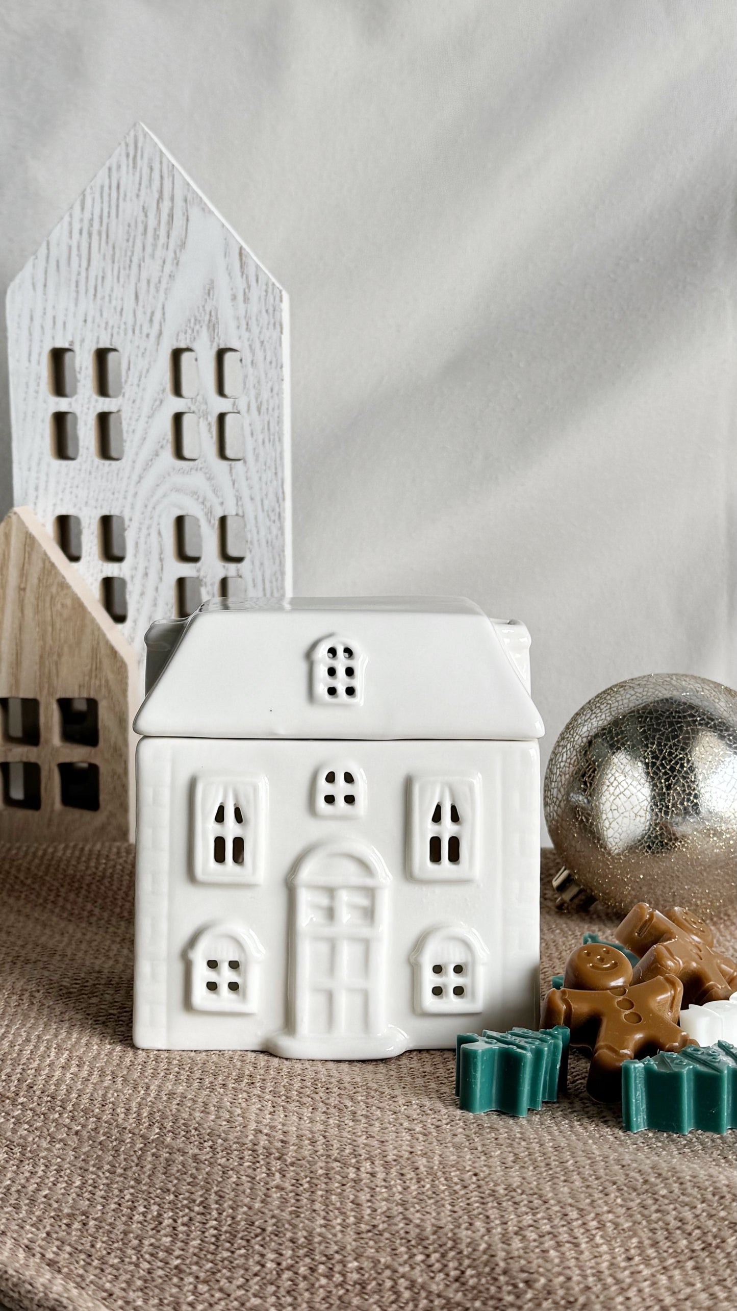 Ceramic White Cottage Wax Warmer (large)