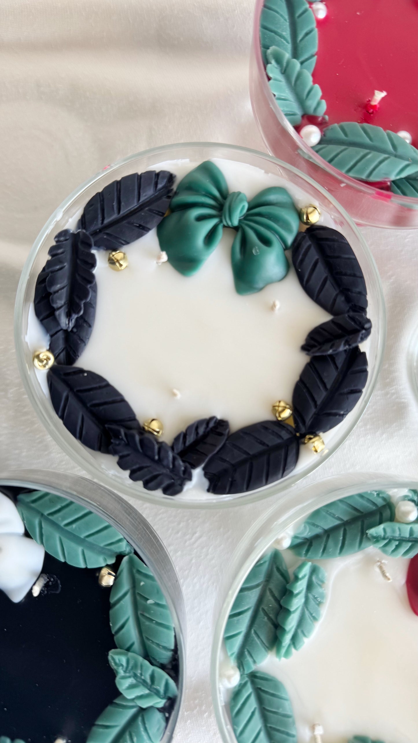 Christmas Wreath Pedestal Candle (black/green)